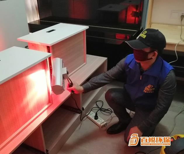 佛山百悅環(huán)保除甲醛治理公司是專業(yè)清除甲醛公司，為佛山及佛山周邊新裝修機(jī)關(guān)企事業(yè)單位辦公樓、寫字樓、家庭住宅、新房、別墅、公寓、酒店、賓館、醫(yī)院、養(yǎng)老院、幼兒園、學(xué)校教室、商場、超市、旅館、文化場所、書店、圖書館、展覽館、體育館、公共交通場所、公共交通工具、餐廳等用戶提供室內(nèi)除甲醛、裝修甲醛治理解決方案、除異味的空氣治理服務(wù),擁有經(jīng)驗(yàn)豐富的施工團(tuán)隊(duì)，除甲醛價(jià)格公道，十五年質(zhì)保。